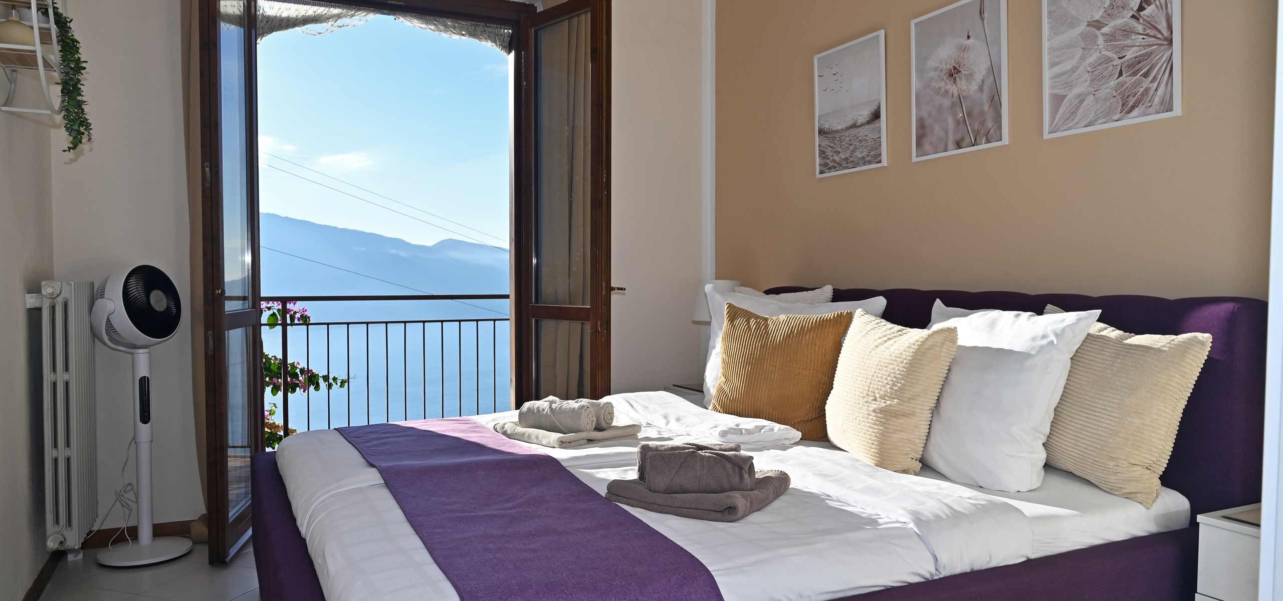 Schlafzimmer mit Doppelbett und Balkon