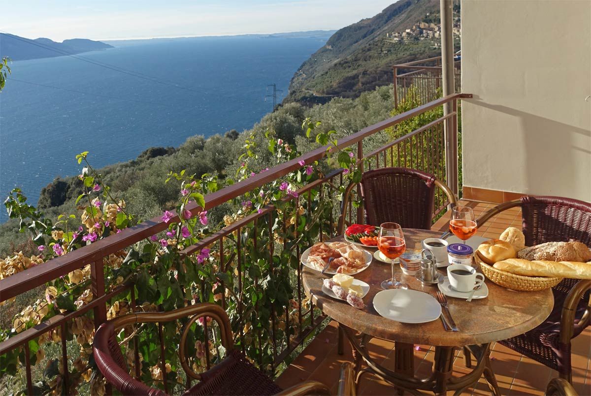 Gemütlicher Balkon mit Blick auf den Gardasee