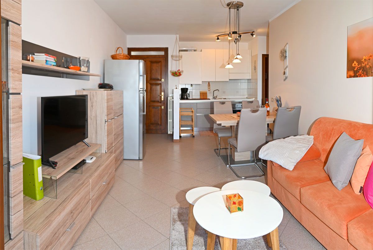 Helles Wohnzimmer mit Balkon
