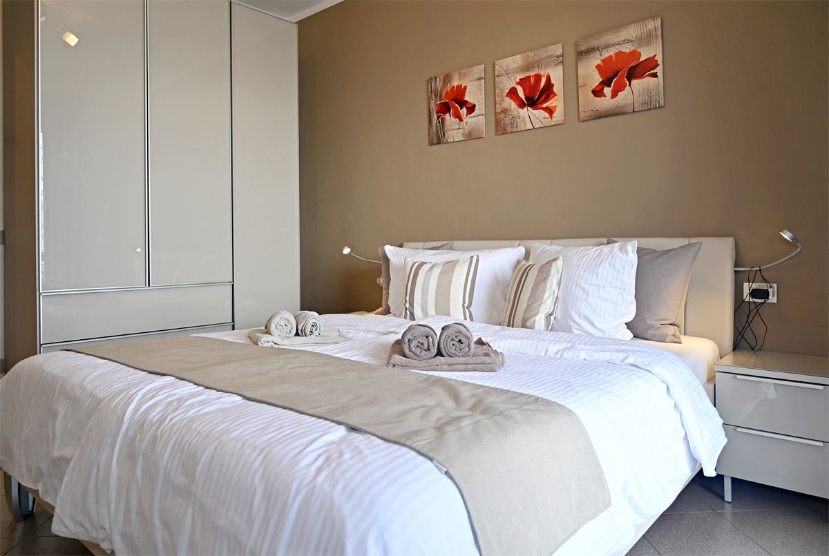 Schlafzimmer mit Doppelbett und Schrank